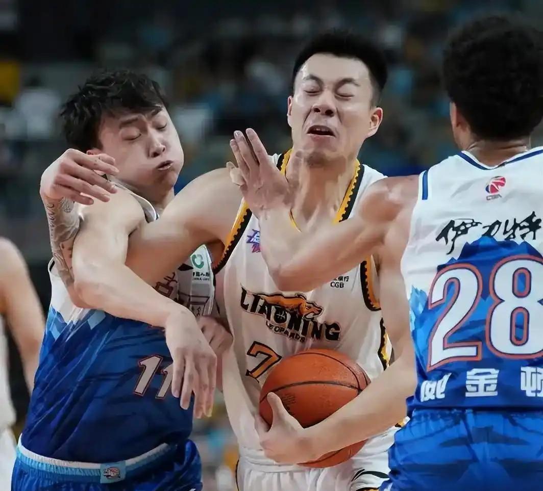 窗口期CBA季后赛焦点战，拜仁慕尼黑战术微调，气氛紧张，团队化学反应显著的简单介绍