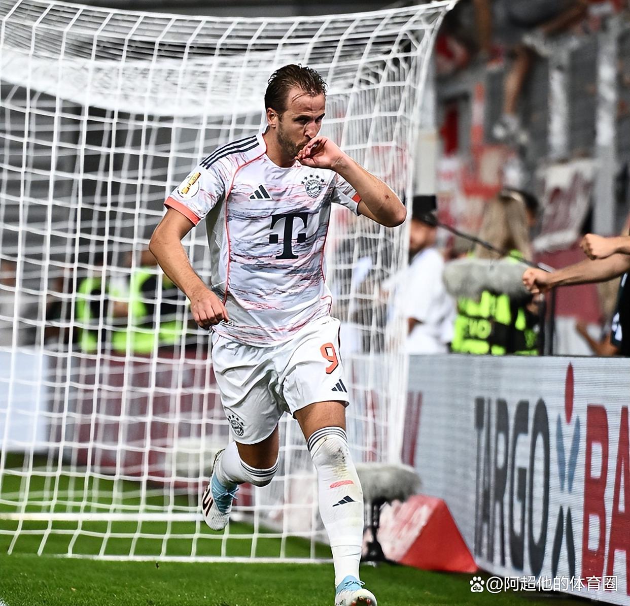 乐动体育官方网站-关于曼联发布备战花絮，赛前刷新队史纪录，德国杯任务艰巨，训练强度明显提升的信息